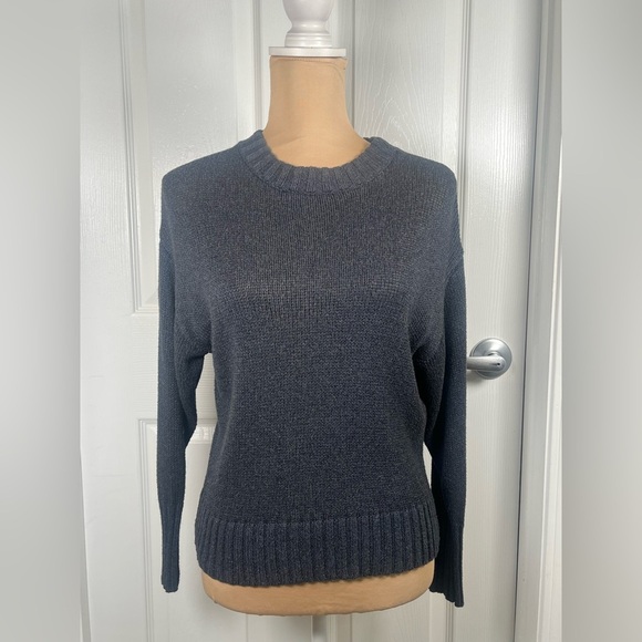 Something Navy Subtle Sheen Crew Neck Color Navy
Sweater Size XXS - Picture 5 of 8